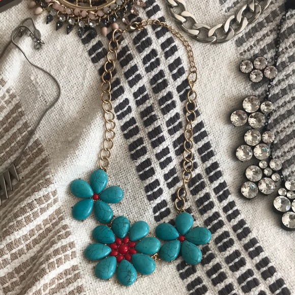 Assorted statement necklaces - Picture 3 of 8